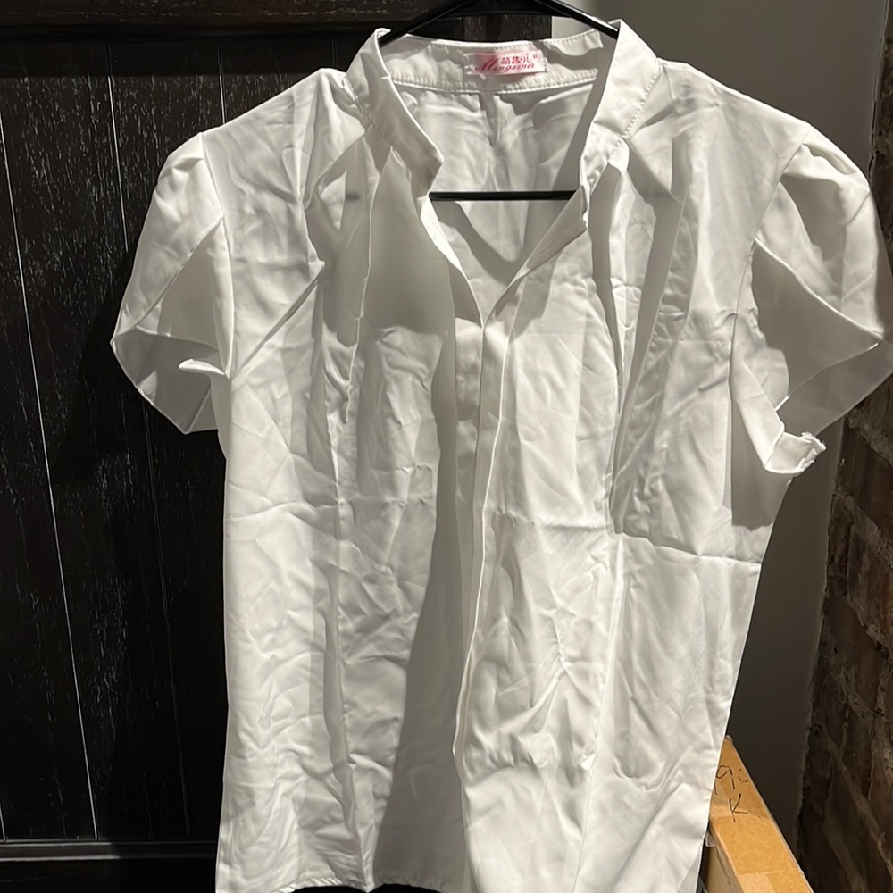 NWOT Women’s pull over white blouse